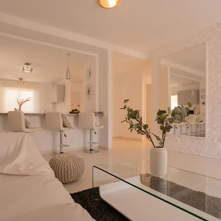 Sea Breezes - Free Wifi - Communal Pool * 아데제