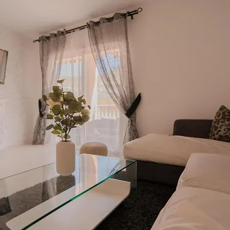 Sea Breezes - Free Wifi - Communal Pool