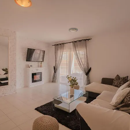 Sea Breezes - Free Wifi - Communal Pool *