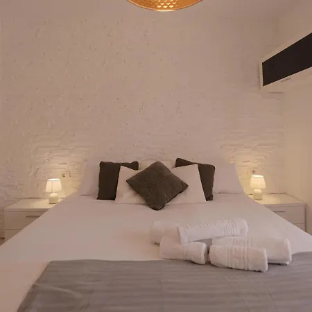 Sea Breezes - Free Wifi - Communal Pool * 아데제